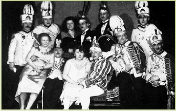 1929: Prinz Willy Schroer und Minister Regels (beide vorne sitzend), im Kreis der Prinzengarde. Dritter von rechts: Hans Lohkamp, der damals neugewählte Kommendeur der Garde.
