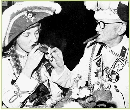 Willy van Werven baute nach dem Zweiten Weltkrieg die Prinzengarde wieder auf. Er war Kommandeur bis 1958. Hier „befeuert“ er das erste Mariechen. Es war Toni Flügemann.