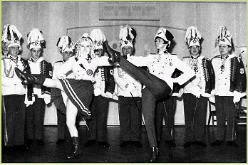 Marschall Albert Machost (links), Kommandeur der Prinzengarde von 1958 bis 1963, strahlt. Der Mariechentanz „sitzt“. Mariechen: Hannelore Seifert, Tanzoffizier: Sigrid Neumann