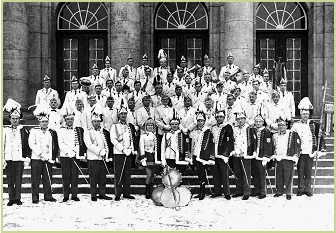 Im Jahr des Goldjubiläums: Die Krefelder Prinzengarde mit aktivem und inaktivem Korps, Stabsmusikzug unter Oberstleutnant Hans Aulbach und Spielmannszug mit Rittmeister Maas.